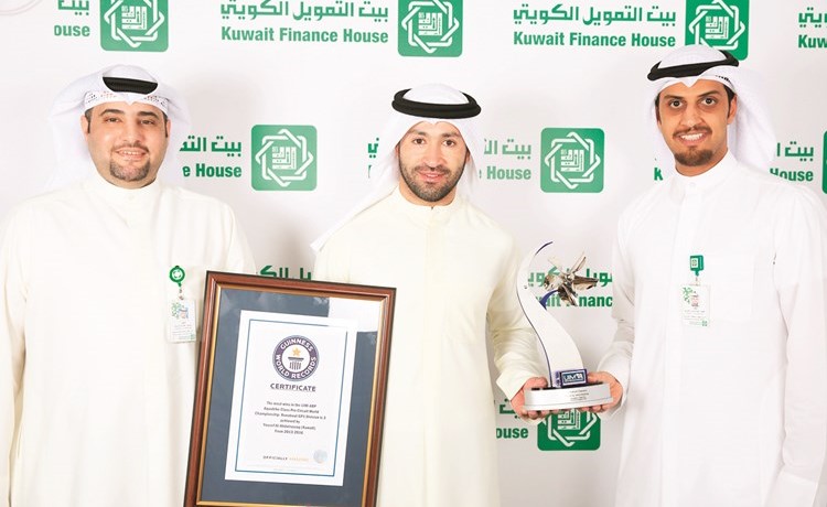 يوسف الرويح مستقبلا يوسف العبدالرزاق في مقر البنك﻿