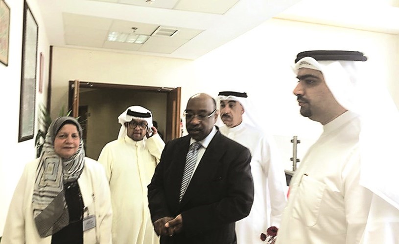 د. محمد الخشتي خلال جولته في المركز﻿