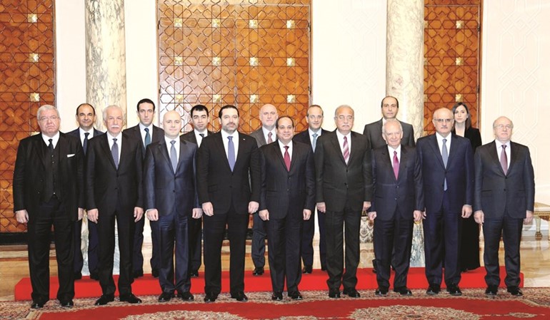 الرئيس عبد الفتاح السيسي في لقطة تذكارية مع رئيس الوزراء اللبناني سعد الحريري والوزراء اللبنانيين المرافقين له خلال زيارته لمصر(محمود الطويل)﻿