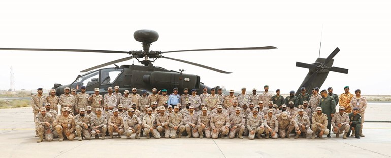 صورة جماعية لرؤساء الوفود الخليجية العسكرية أمام طائرة الآباتشي ضمن فعاليات تمرين حسم العقبان ﻿