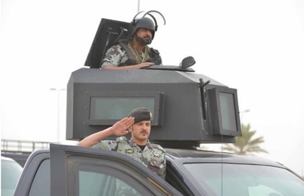 شاهد.. تدريبات "الطوارئ السعودية" القاسية.. التهام حيوانات "حية" للتكيف مع أصعب الظروف وفرضيات إيقاف مطلوبين