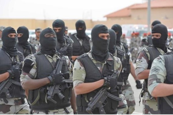 شاهد.. تدريبات "الطوارئ السعودية" القاسية.. التهام حيوانات "حية" للتكيف مع أصعب الظروف وفرضيات إيقاف مطلوبين