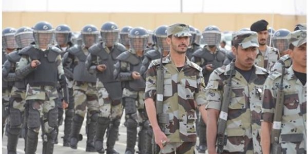 شاهد.. تدريبات "الطوارئ السعودية" القاسية.. التهام حيوانات "حية" للتكيف مع أصعب الظروف وفرضيات إيقاف مطلوبين