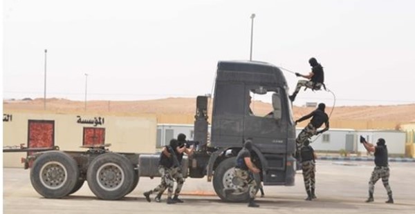 شاهد.. تدريبات "الطوارئ السعودية" القاسية.. التهام حيوانات "حية" للتكيف مع أصعب الظروف وفرضيات إيقاف مطلوبين