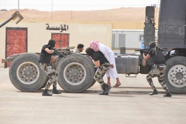 شاهد.. تدريبات "الطوارئ السعودية" القاسية.. التهام حيوانات "حية" للتكيف مع أصعب الظروف وفرضيات إيقاف مطلوبين