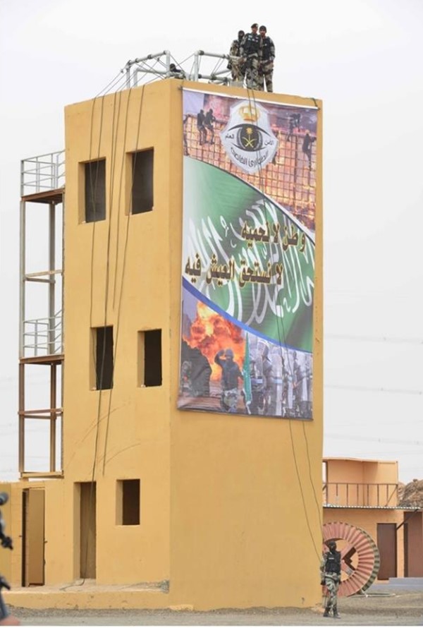 شاهد.. تدريبات "الطوارئ السعودية" القاسية.. التهام حيوانات "حية" للتكيف مع أصعب الظروف وفرضيات إيقاف مطلوبين