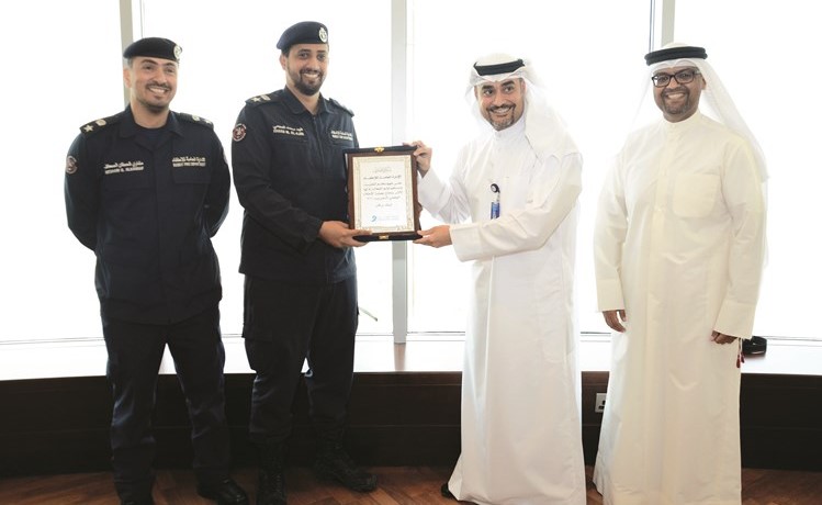 رائد الهقهق وسعود العبدالكريم يكرمان الإدارة العامة للإطفاء﻿