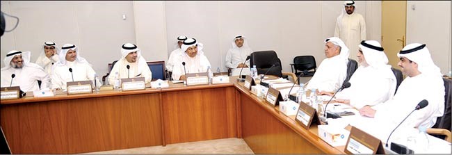 سمو رئيس الوزراء الشيخ جابر المبارك وأنس الصالح وعصام المرزوق وعبدالرحمن المطوع وعدنان عبدالصمد وعبدالله الرومي ورياض العدساني أثناء اجتماع لجنة الميزانيات أمس