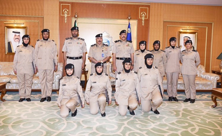 اللواءان محمود الدوسرى وفيصل النواف يتوسطان الخريجات بحضور العقيد علي الوهيب﻿