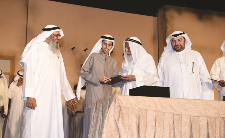 حمود الرومي مكرما احد المشاركين﻿