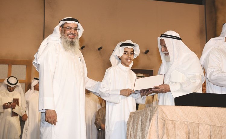 تكريم أحد الأبناء من حفظة القرآن الكريم﻿