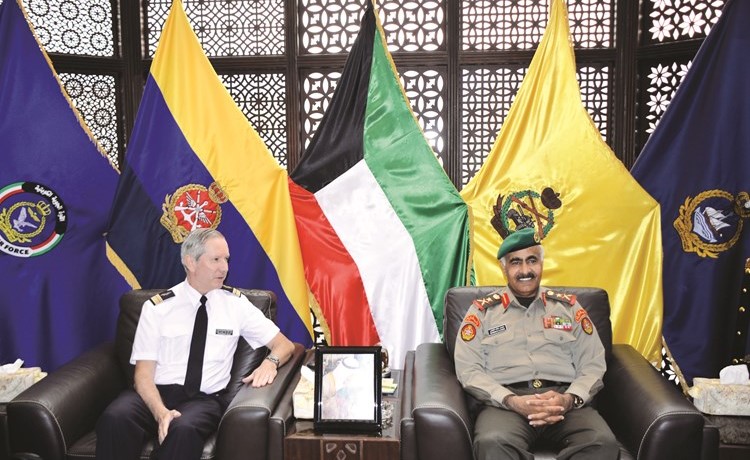 الفريق الركن محمد الخضر مستقبلا الملحق العسكري الفرنسي﻿