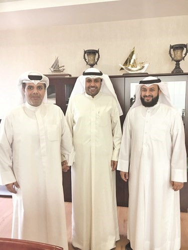 الوزير محمد الجبري متوسطا النائب عبدالله فهاد ومشعان الهاجري﻿