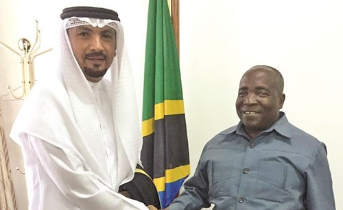 السفير جاسم الناجم خلال لقائه مع وزير المياه والري التنزاني جيرسون لوينغي﻿
