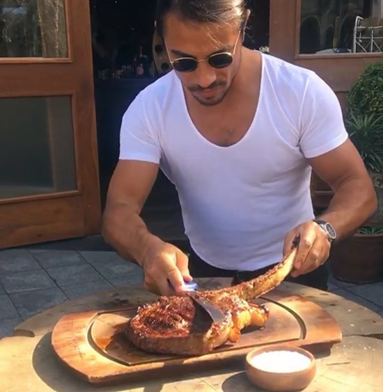 شاهد.. رشّة ملح تصنع نجومية طاهٍ تركي  في دبي