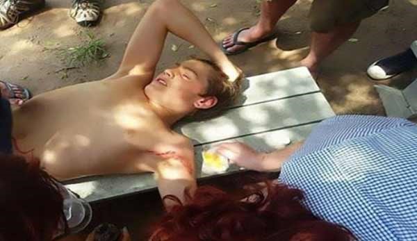 شاهد هكذا تم انقاذ هذا المراهق من بين فكي فهد هاجمه أمام عائلته!