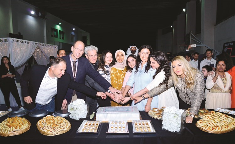 مشاركة في قطع كيك حفل افتتاح المعرض﻿