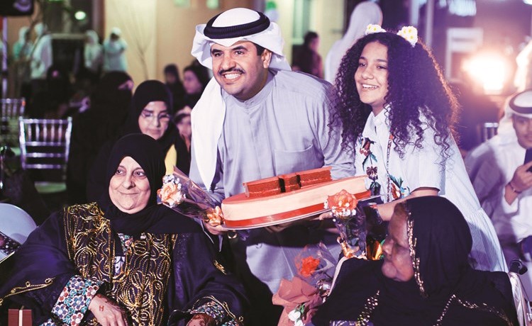 الشيخ دعيج الخليفة يحتفي مع سابليه بالأمهات في دور الرعاية﻿