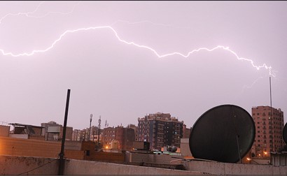 البرق في سماء الكويت صباح أمس قبل هطول أمطار رعدية شملت عددا من المناطق         (هاني الشمري)