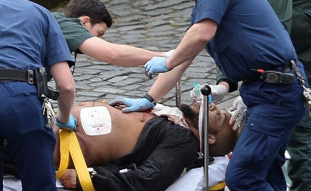 لقطة تظهر عمليات الإسعاف لخالد مسعود قبل نقله للمستشفى بالطائرة﻿