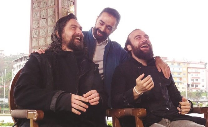 حمد في جو ضاحك مع اثنين من نجوم المسلسل﻿