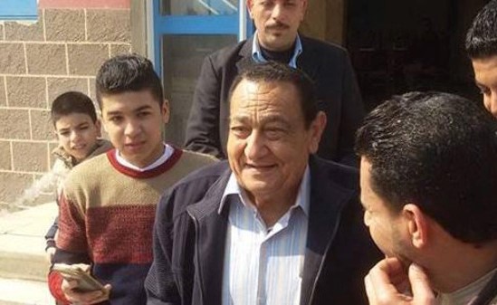 بالصور.. شبيه جديد لمبارك يثير دهشة المصريين