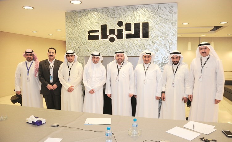 عبدالوهاب البابطين متوسطا رئيس التحرير الزميل يوسف خالد المرزوق والزملاء في قسم البرلمان حسين الرمضان وماضي الهاجري وموسى أبو طفرة وسلطان العبدان وسامح عبدالحفيظ وبدر السهيل	(هاني الشمري)﻿
