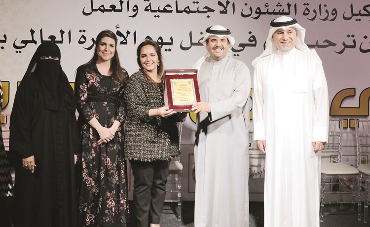  الشيخ دعيج الخليفة يسلم درع شكر إلى البنك الأهلي الكويتي لرعايته حفل عيد الأم في دار المسنين﻿