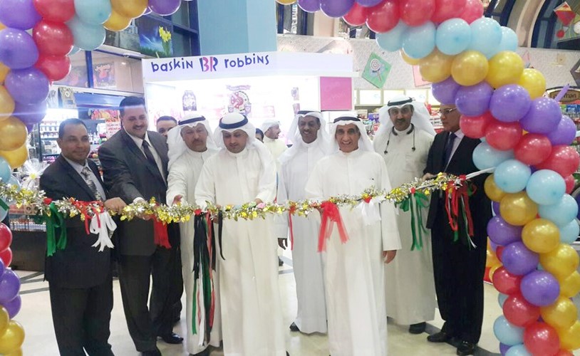 الفارس والمشاري والرباح خلال قص شريط الافتتاح﻿