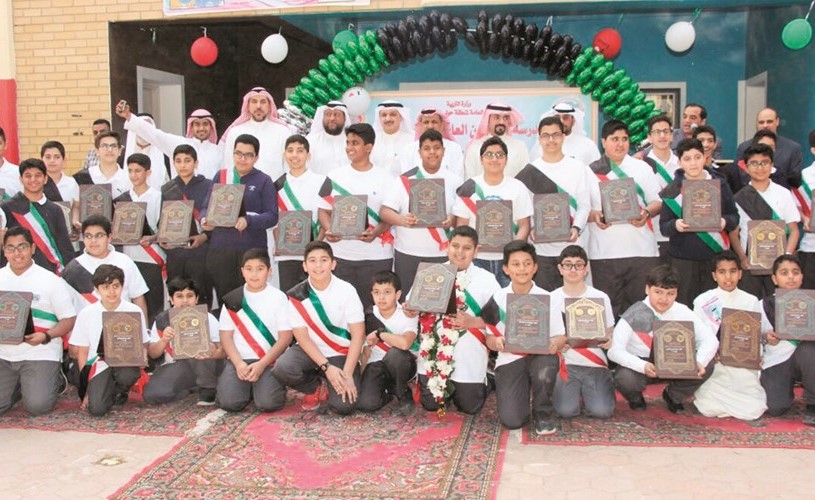  صورة جماعية لإدارة المدرسة مع المتفوقين ﻿