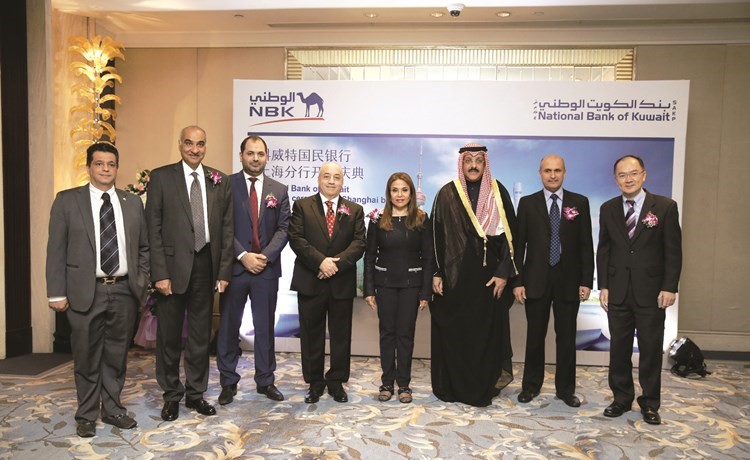 السفير الكويتي سميح جوهر حيات خلال حفل الافتتاح مع عصام الصقر وشيخة البحر ومديري البنك التنفيذيين﻿