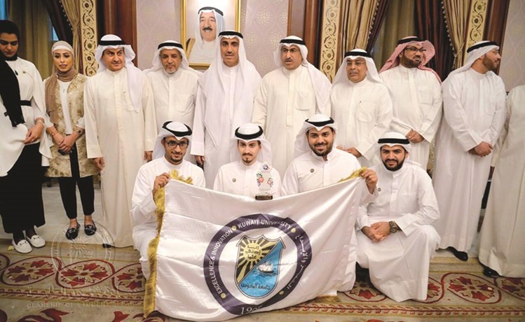  د.محمد الفارس مستقبلا فريق جامعة الكويت الفائز في البطولة﻿