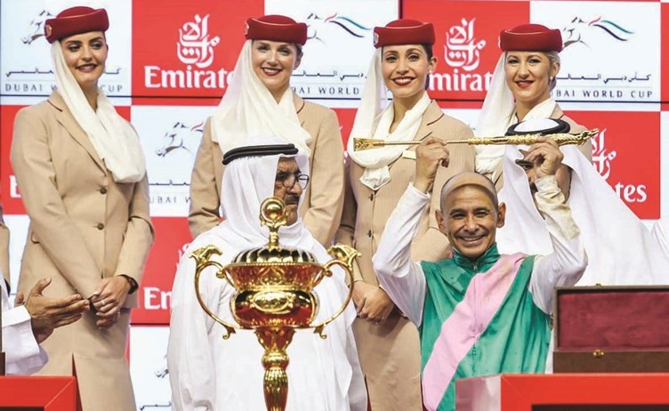 الفارس مايك سميث محتفلا بالسوط الذهبي بعد فوزه والجواد أروجيت بكأس دبي(أ.پ)﻿