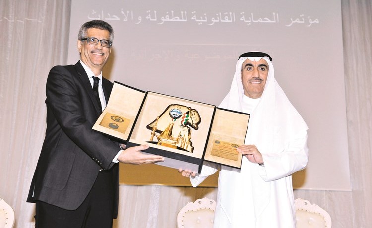د.جمال النكاس يكرم د.حسين الأنصاري﻿