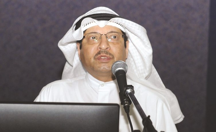عدنان القضيبي متحدثا خلال الندوة﻿