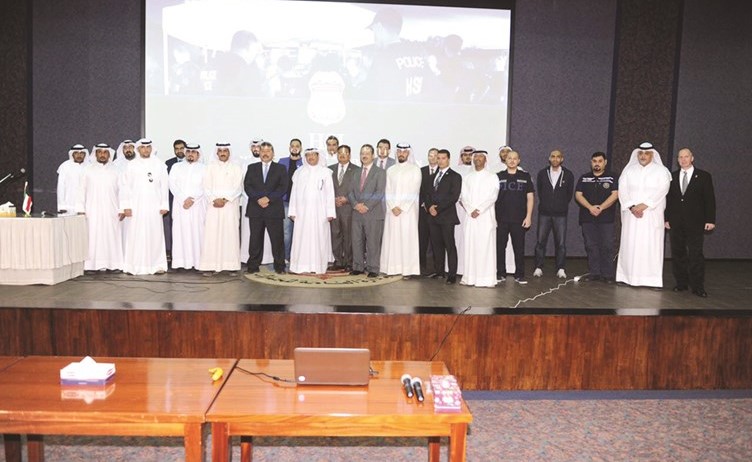 القضيبي متوسطا أعضاء الوفد الجمركي الاميركي ‏‫ومسؤولي الإدارة العامة لأمن الحدود ﻿