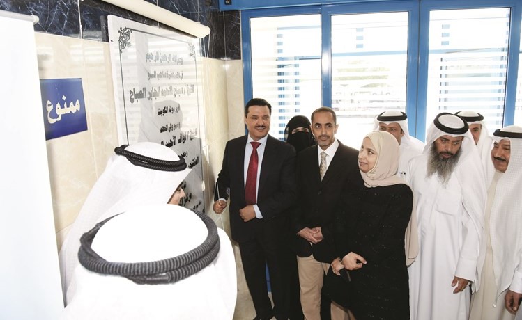 د. جمال الحربي يزيح الستار عن اللوحة التذكارية للمركز ﻿