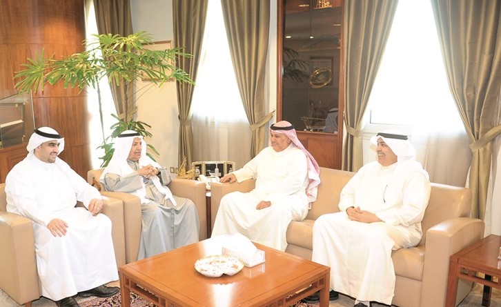 علي الغانم خلال لقائه فيصل المدلج ووفد الجمعية الاقتصادية﻿