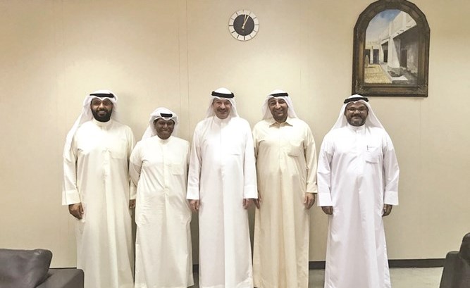 وكيل وزارة العدل عبداللطيف السريع مستقبلا ممثلي الصندوق الوطني بحضور مسؤولين في الوزارة﻿
