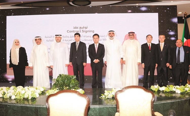 الوزير ياسر أبل والسفير الصيني وم.بدر الوقيان مع قيادات المؤسسة والشركة المنفذة (زين علام)﻿