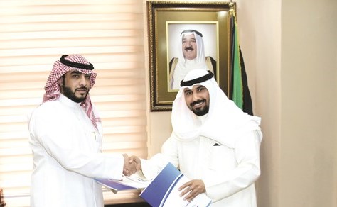 الشيخ صباح السلمان وعبدالله العنزي خلال توقيع العقد﻿