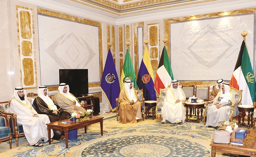 صاحب السمو الأمير الشيخ صباح الأحمد خلال استقباله رئيس مجلس الأمة مرزوق الغانم وأعضاء الشعبة البرلمانية﻿
