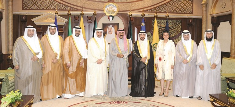 سمو ولي العهد الشيخ نواف الأحمد متوسطا الرئيس مرزوق الغانم وأعضاء الشعبة البرلمانية﻿