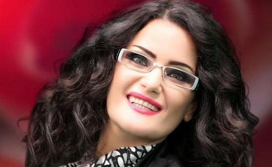 راقصة تقدم برنامجاً دينياً في رمضان!