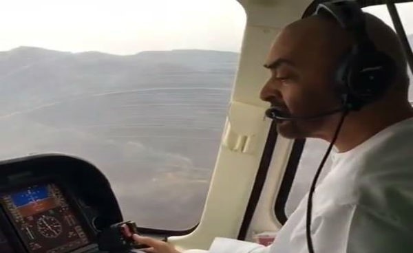 بالفيديو.. محمد بن زايد يقود مروحية في سماء الإمارات وسط أجواء غائمة