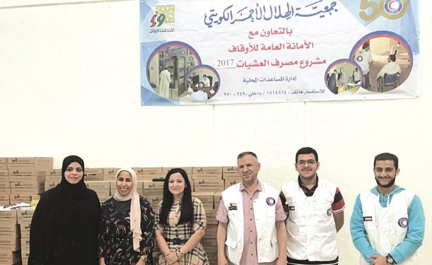مريم العدساني متوسطة العاملين والمتطوعين خلال إطلاق الحملة﻿