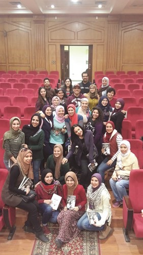 صورة جماعية للجابر مع طلبة جامعة عين شمس﻿