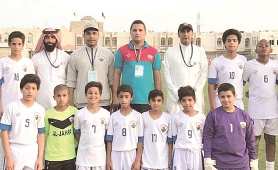 المدرب مصطفى مراد مع اللاعبين ﻿