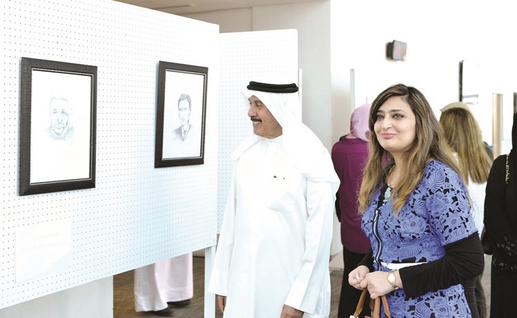 د. إسراء العمران تعرض لوحاتها للدكتور خليفة الوقيان﻿