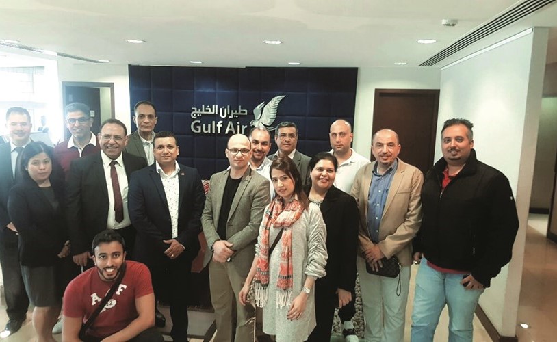 لقطة جماعية لممثلي طيران الخليج مع ممثلي شركات ووكالات السياحة والسفر ﻿